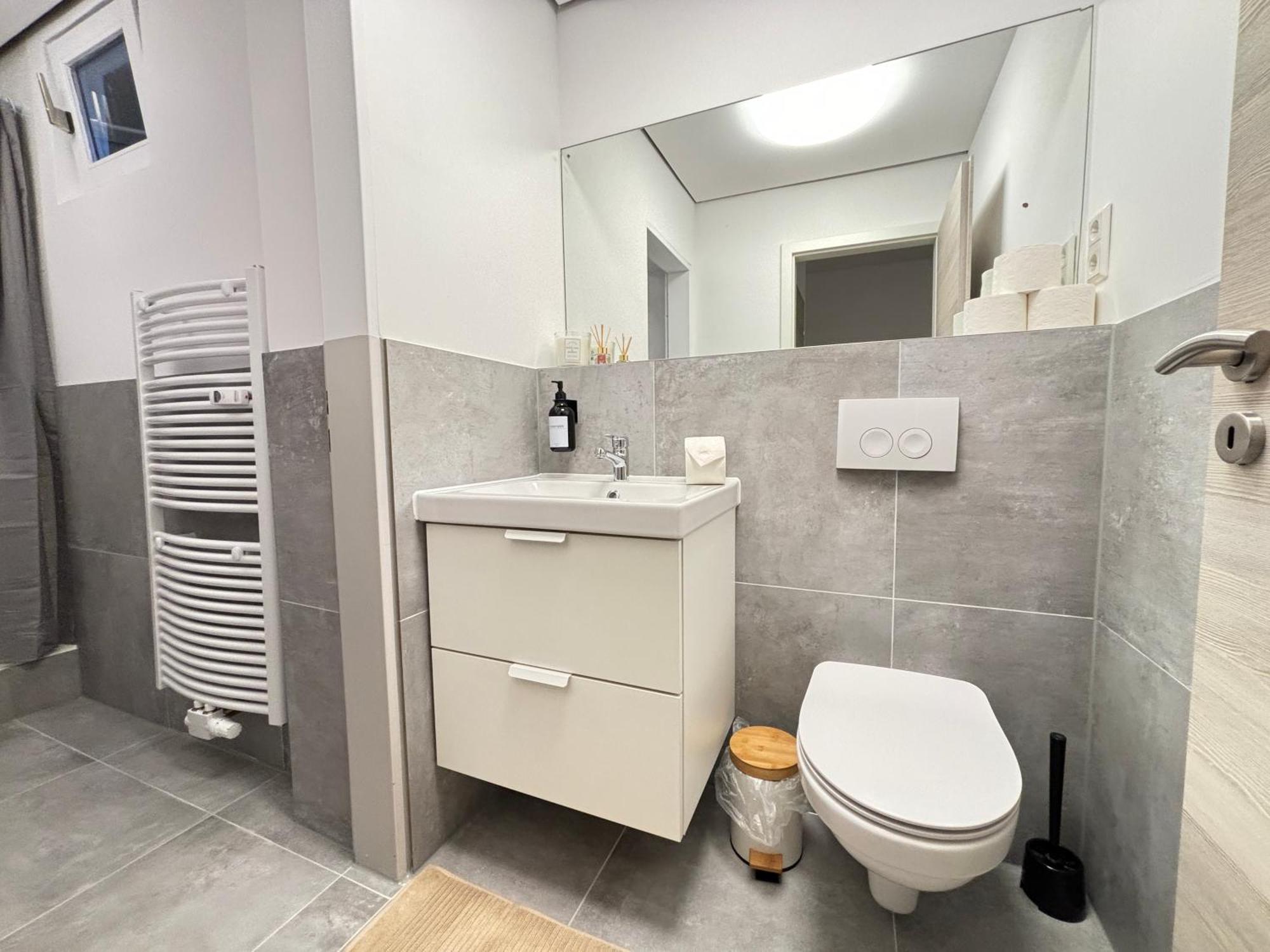 140Qm - 4 Zimmer- Parkplatz - Autobahn - Blauer See - Mallibase Apartments Garbsen Exterior photo