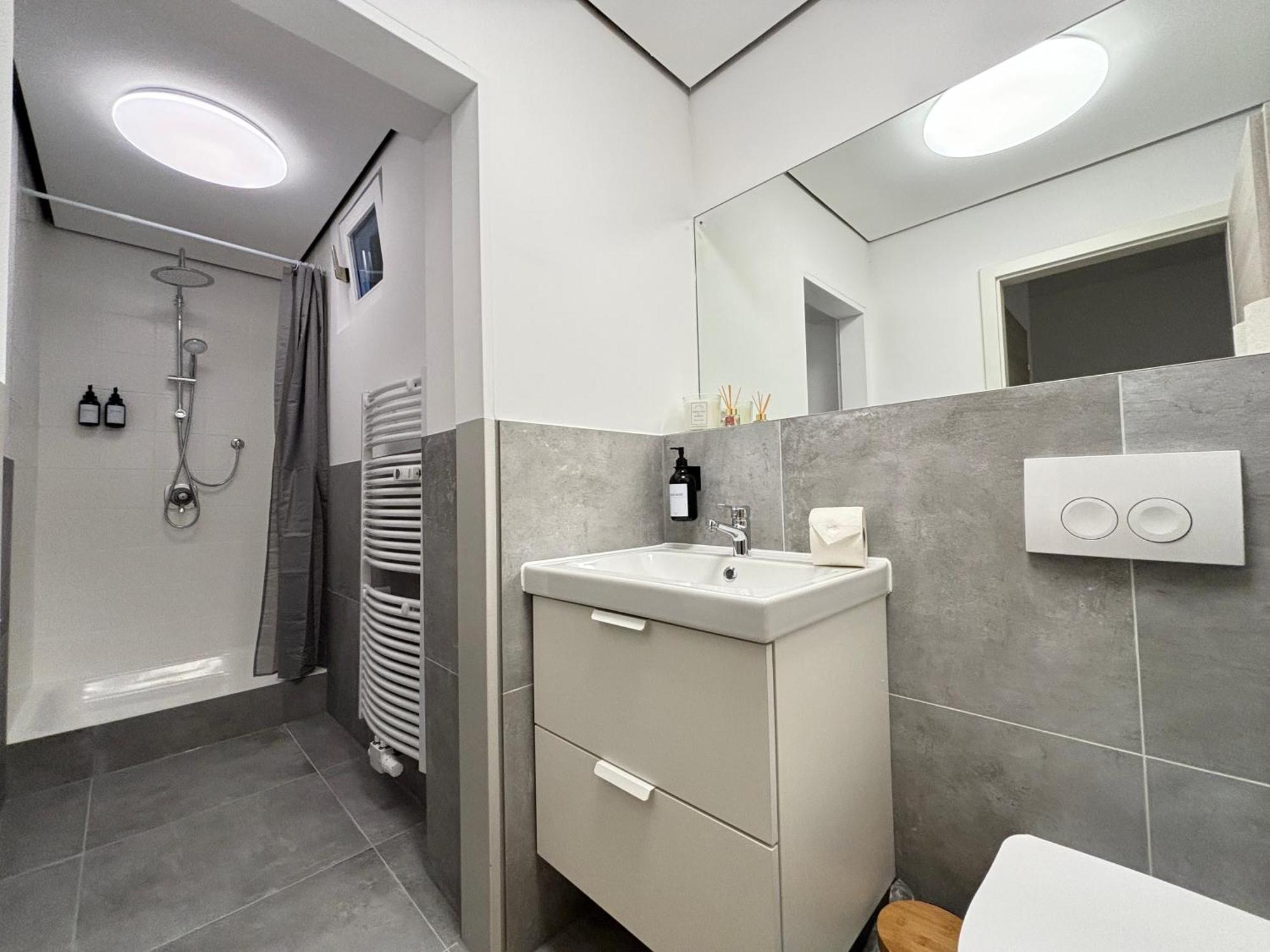 140Qm - 4 Zimmer- Parkplatz - Autobahn - Blauer See - Mallibase Apartments Garbsen Exterior photo